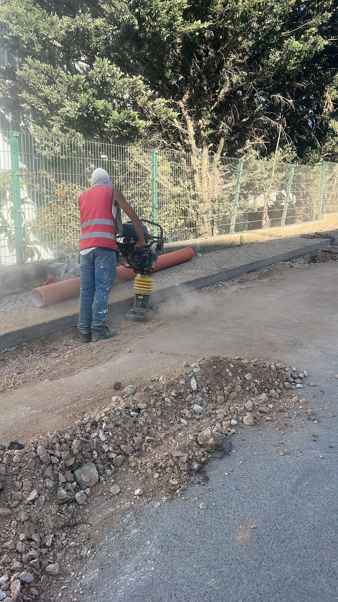 Execução de trabalhos de infraestruturas na Linha do Oeste (troço Bombarral/Sintra), incluindo a instalação de redes de saneamento/drenagem e preparação de terrenos. - Imagem 3